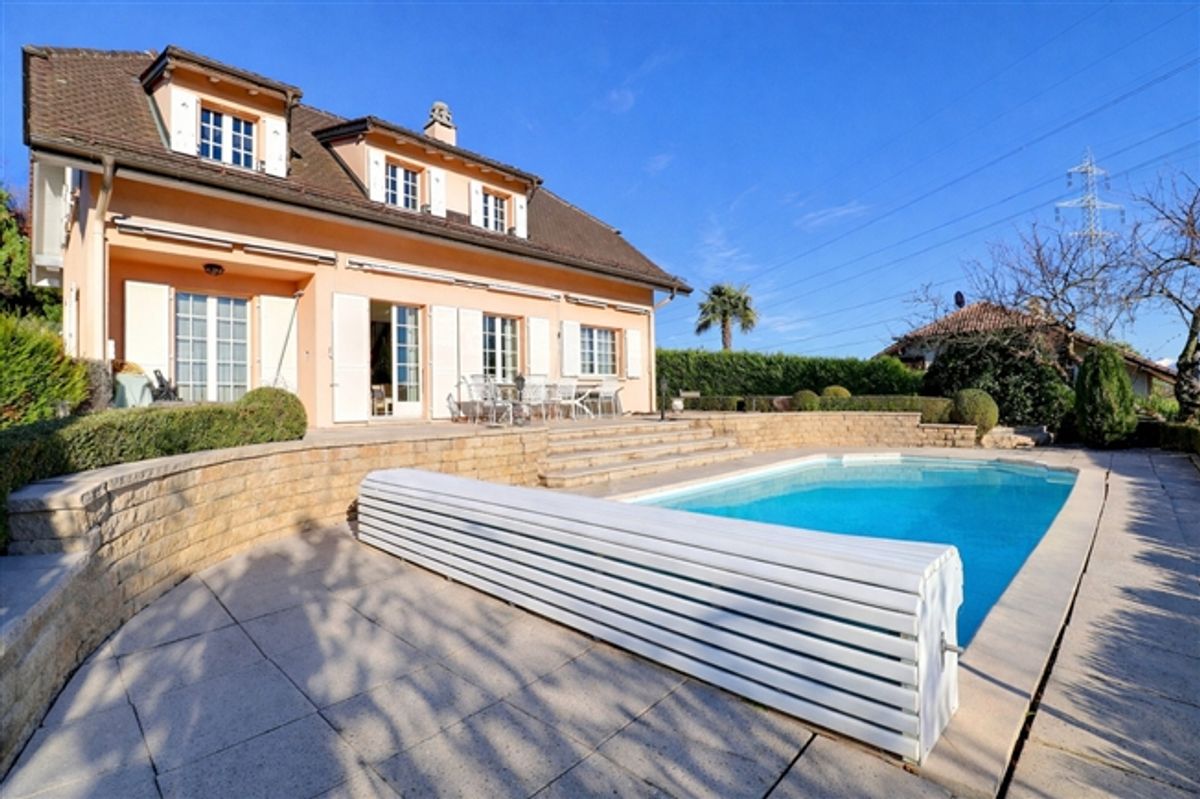 7,5 Zimmer große freistehende Villa mit Pool - 1