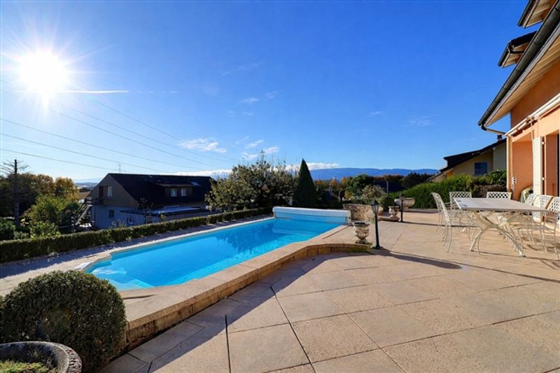 7,5 Zimmer große freistehende Villa mit Pool - 3