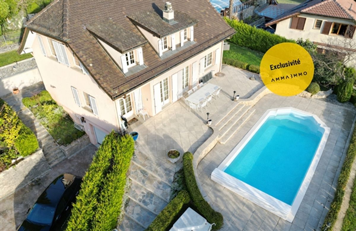 7,5 Zimmer große freistehende Villa mit Pool - 0