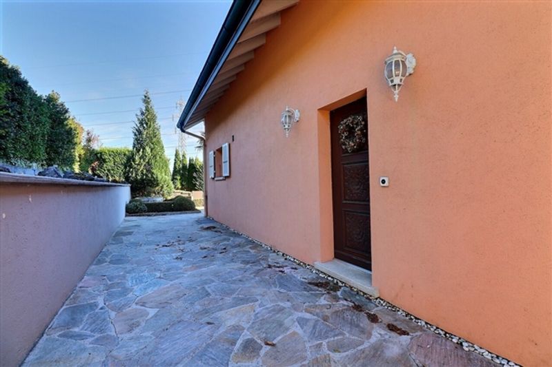 7,5 Zimmer große freistehende Villa mit Pool - 11
