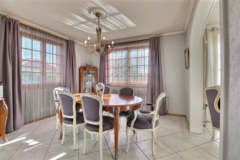 7,5 Zimmer große freistehende Villa mit Pool - 8