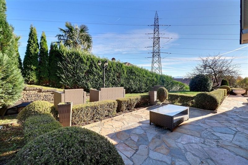 7,5 Zimmer große freistehende Villa mit Pool - 13