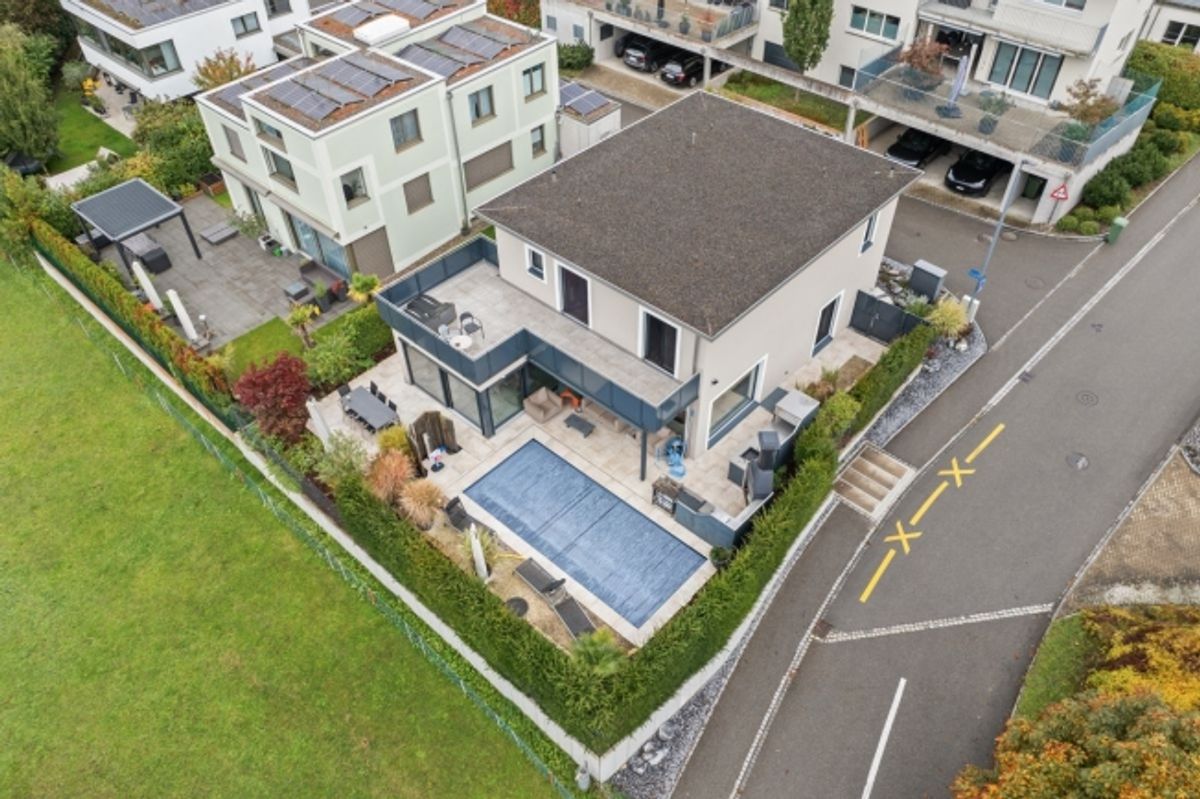 Traumhaftes Einfamilienhaus in Jonen mit Swimmingpool und atemberaubender Aussicht - 0