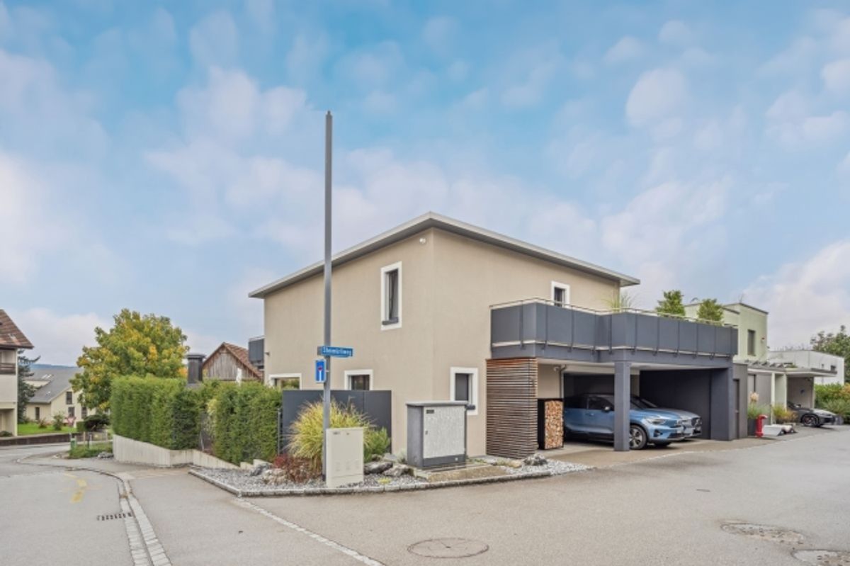 Traumhaftes Einfamilienhaus in Jonen mit Swimmingpool und atemberaubender Aussicht - 1
