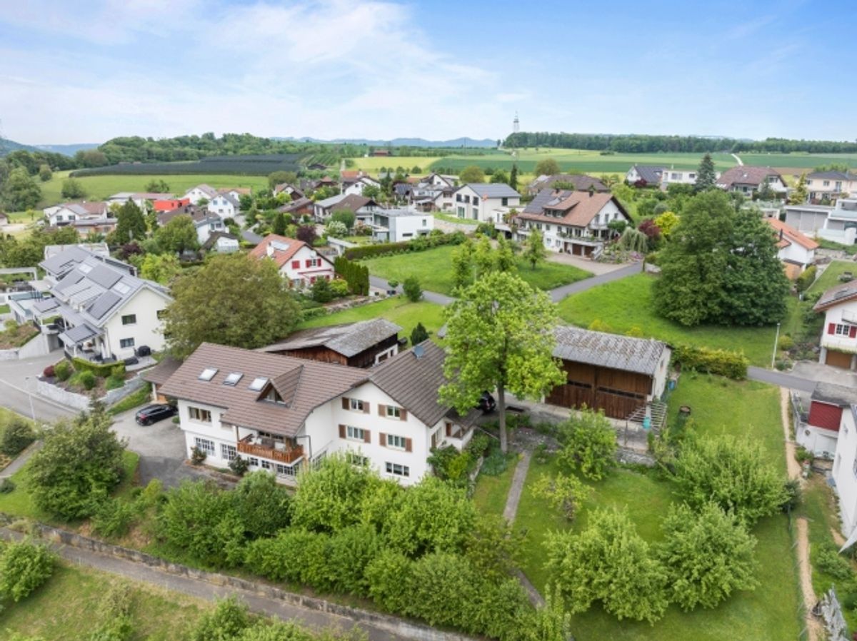 Geräumiges Familienhaus mit zwei zugebauten Wohnungen, diversen Hobby-, Einstell- und Lagermöglichkeiten inkl. Baulandparzelle - 0