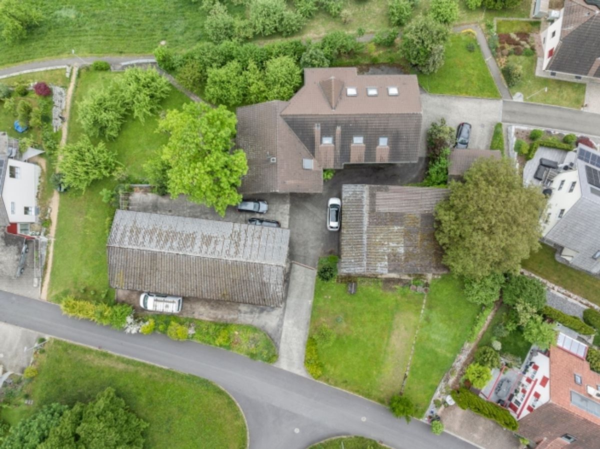 Geräumiges Familienhaus mit zwei zugebauten Wohnungen, diversen Hobby-, Einstell- und Lagermöglichkeiten inkl. Baulandparzelle - 2