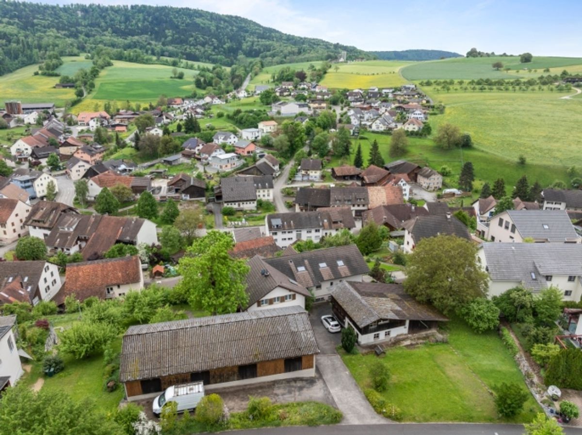 Geräumiges Familienhaus mit zwei zugebauten Wohnungen, diversen Hobby-, Einstell- und Lagermöglichkeiten inkl. Baulandparzelle - 4
