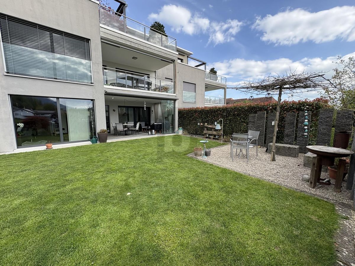 HOCHWERTIG MIT GROSSEM GARTEN UND SITZPLATZ - 0