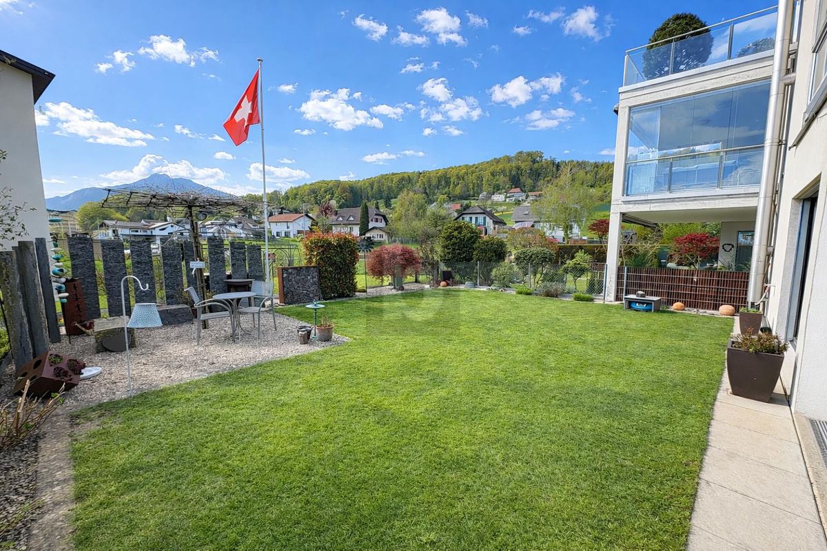 HOCHWERTIG MIT GROSSEM GARTEN UND SITZPLATZ - 1
