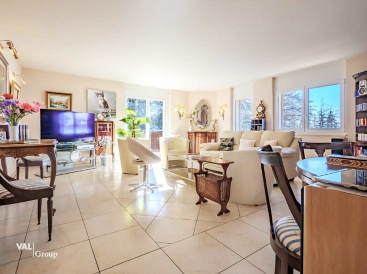 Résidence de 3 généreux logements - 1