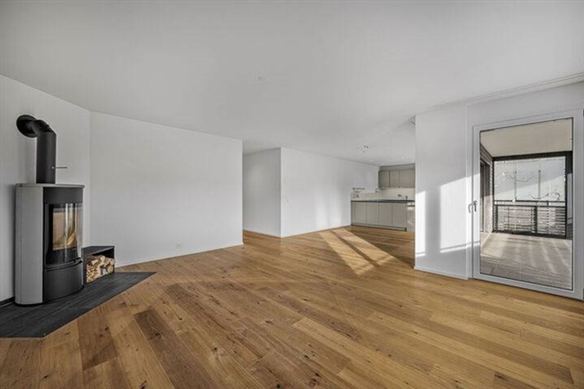 NEUWERTIG MIT BLICK INS WEITE GRÜN - 3