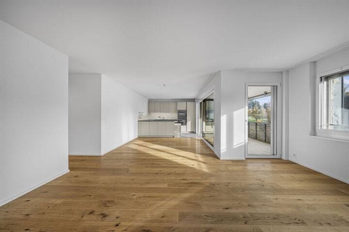 NEUWERTIG MIT BLICK INS WEITE GRÜN - 4