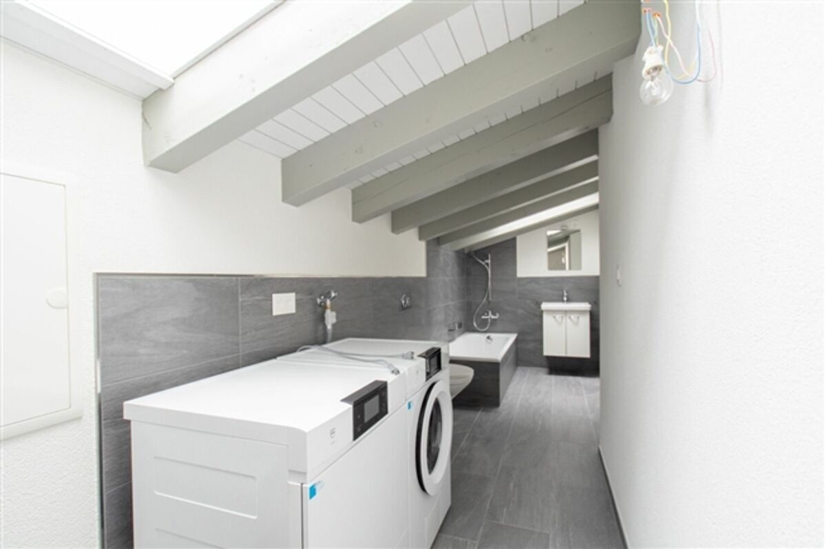 Grosse und lichtdurchflutete 3.5-Zimmer-Dachwohnung in ruhiger Lage - 9