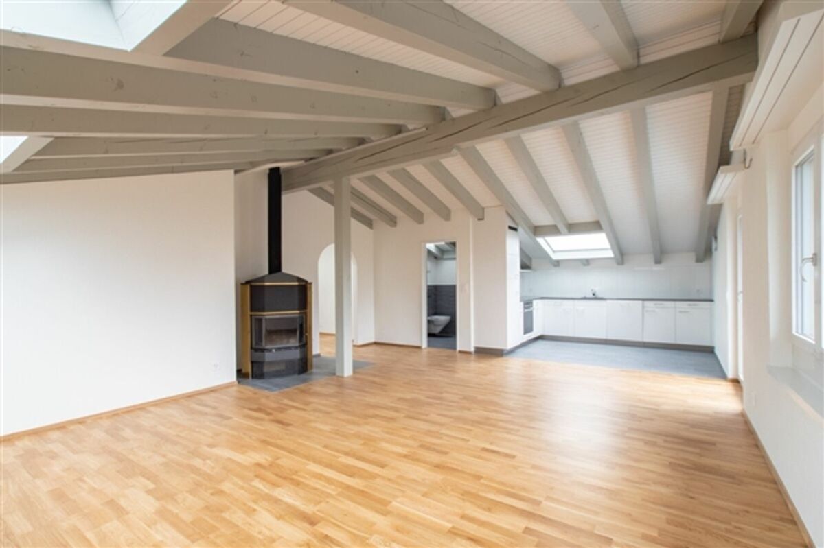 Grosse und lichtdurchflutete 3.5-Zimmer-Dachwohnung in ruhiger Lage - 0