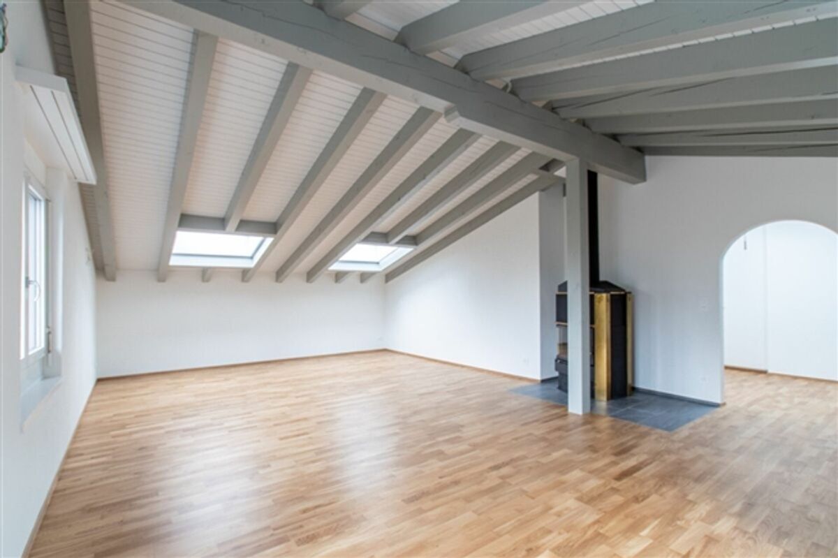 Grosse und lichtdurchflutete 3.5-Zimmer-Dachwohnung in ruhiger Lage - 1