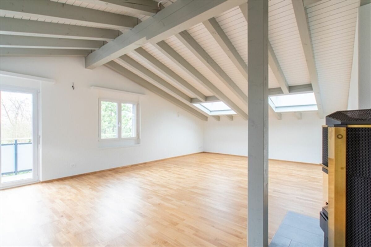 Grosse und lichtdurchflutete 3.5-Zimmer-Dachwohnung in ruhiger Lage - 2