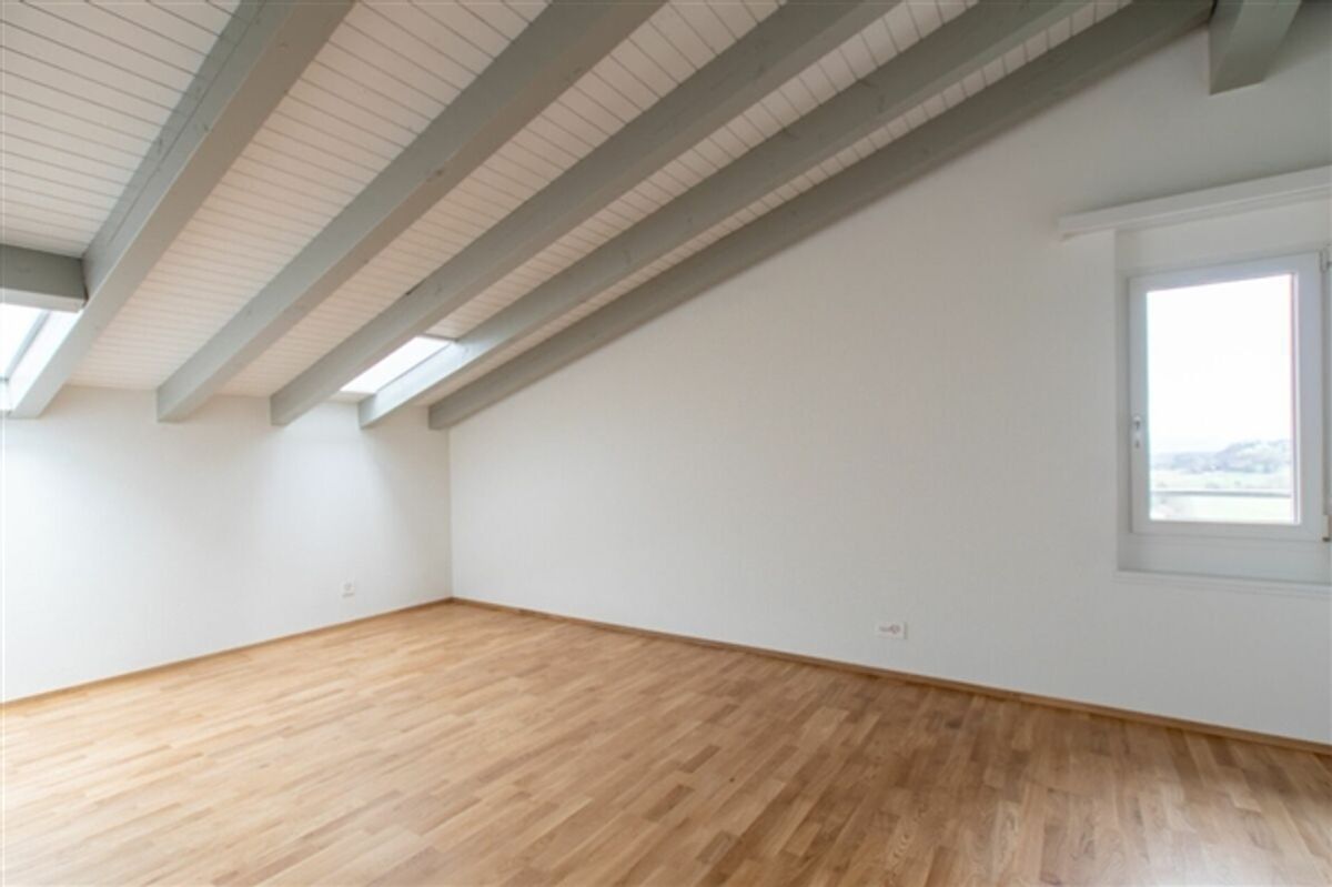 Grosse und lichtdurchflutete 3.5-Zimmer-Dachwohnung in ruhiger Lage - 3