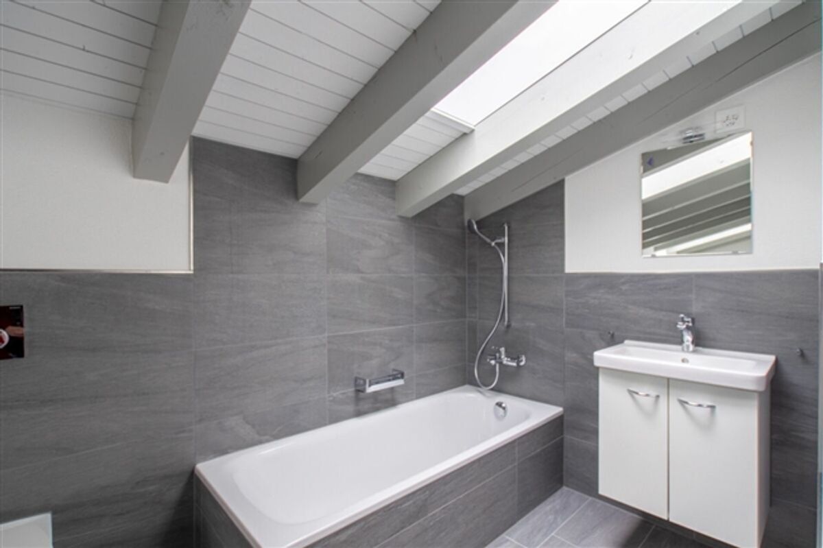 Grosse und lichtdurchflutete 3.5-Zimmer-Dachwohnung in ruhiger Lage - 7
