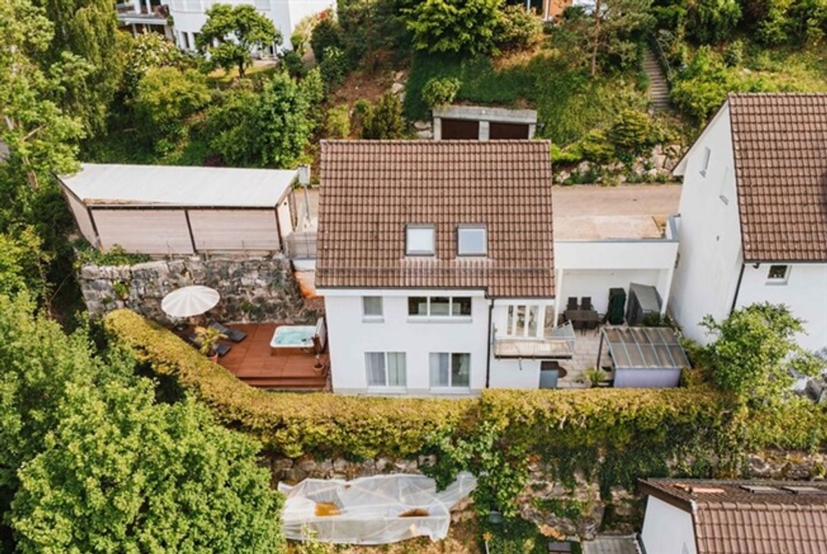 FREISTEHEND AM HANG - 5.5 ZIMMER EINFAMILIENHAUS - 0