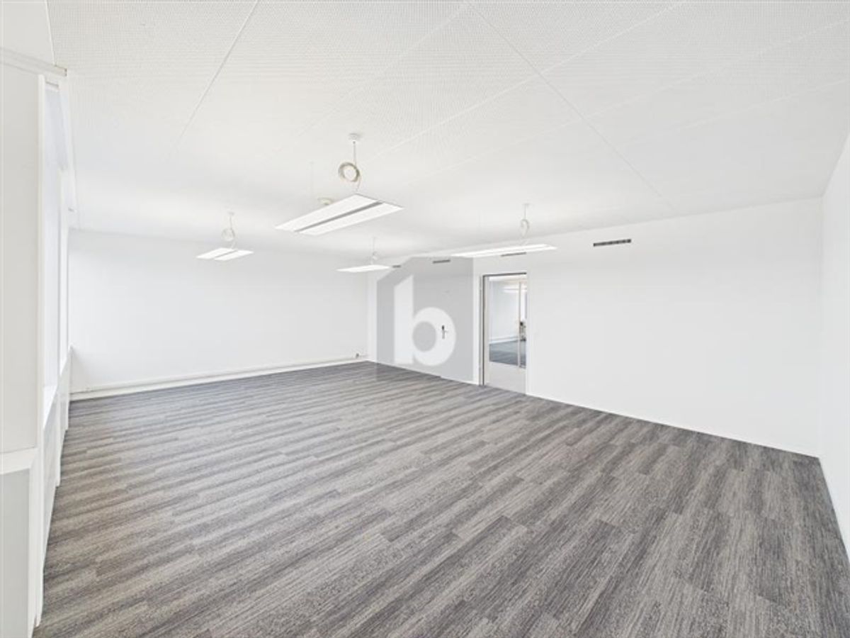 PRAKTISCH UND FRISCH RENOVIERT (BÜRO 4.03) - 4