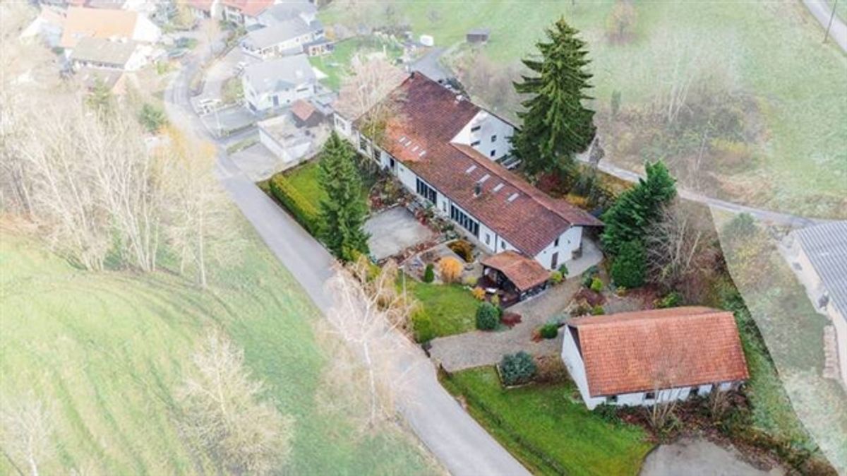 CHARMANT UND VIELFÄLTIG - GENERATIONENHAUS MIT PFERDESTALL - 0