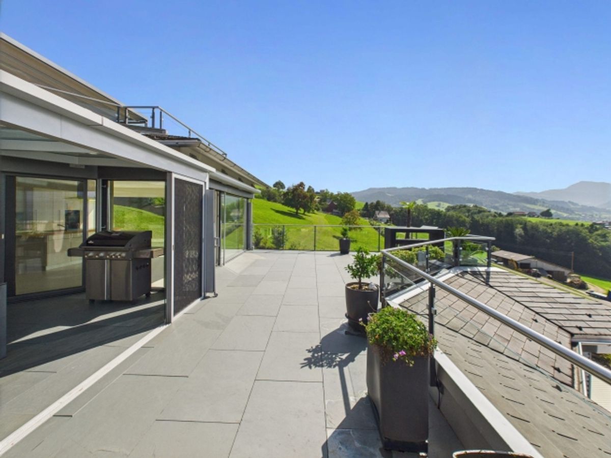Exklusive Terrassenwohnung an wunderschöner Lage mit freier Sicht auf die Berge, die Linthebene und den Zürichsee - 1
