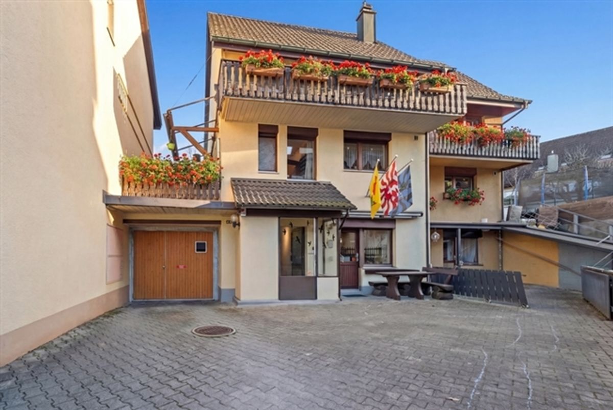 CHARMANTES 7.5 ZIMMER ECKEINFAMILIENHAUS MIT VIELSEITIG NUTZBAREM STUDIO - 0