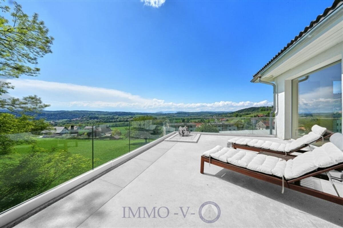 EXKLUSIV MIT SCHÖNEM VOLUMEN UND PANORAMABLICK AUF DEN JURA - 1