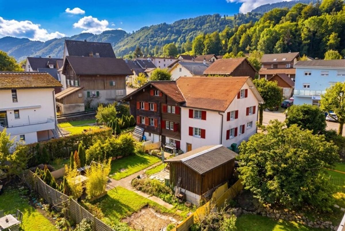 CHARMANTE HAUSHÄLFTE MIT CHEMINÉE, BERGBLICK UND POTENZIAL - 0