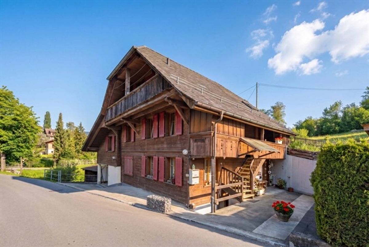 CHARMANT UND  PREISWERT - 8-ZIMMERHAUS  MIT EINLIEGERWOHNUNG - 0
