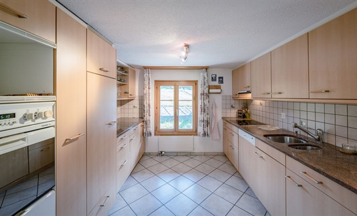 CHARMANT UND  PREISWERT - 8-ZIMMERHAUS  MIT EINLIEGERWOHNUNG - 2
