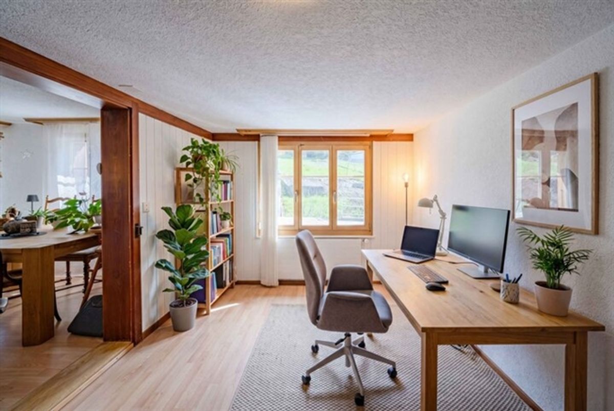 CHARMANT UND  PREISWERT - 8-ZIMMERHAUS  MIT EINLIEGERWOHNUNG - 4