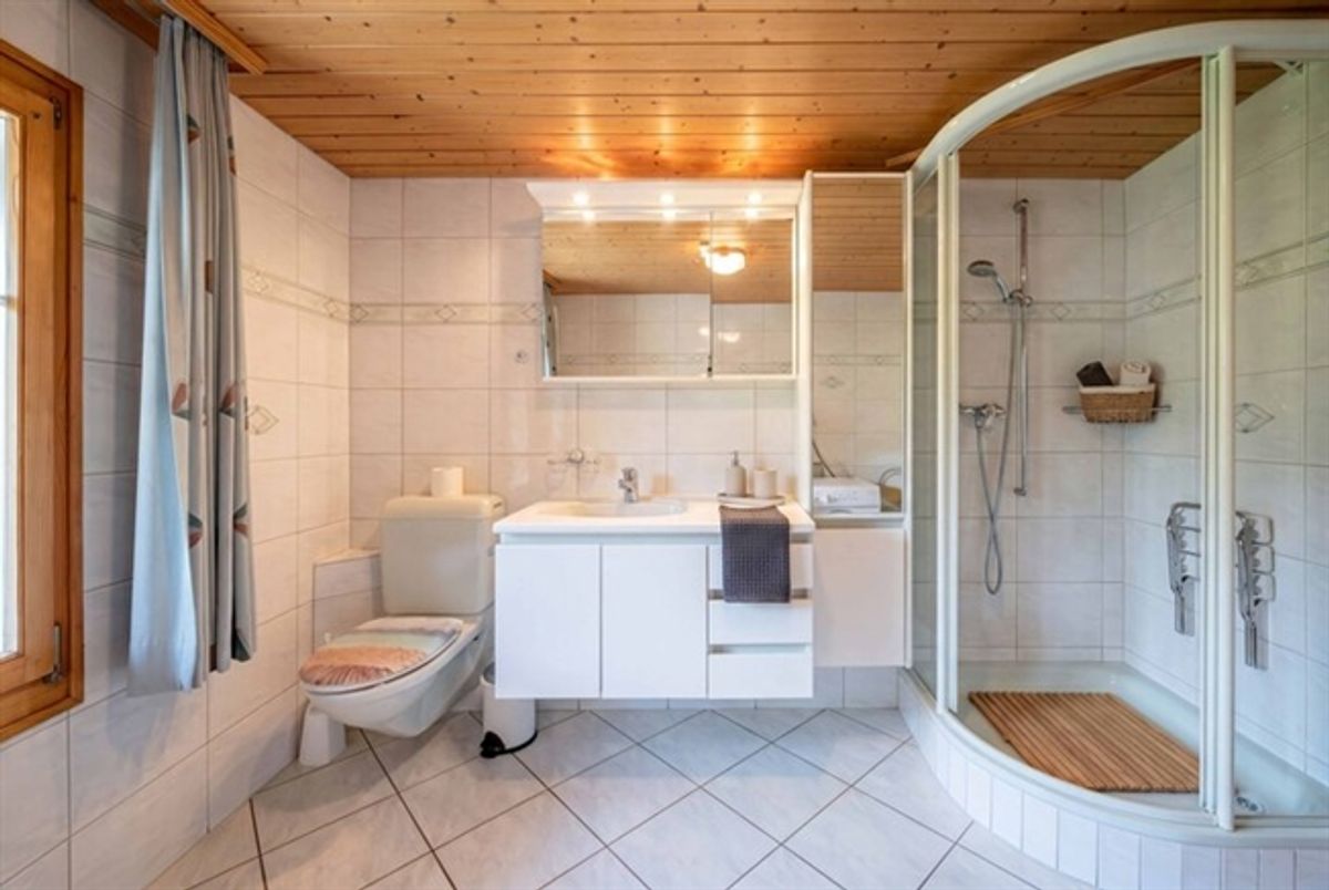 CHARMANT UND  PREISWERT - 8-ZIMMERHAUS  MIT EINLIEGERWOHNUNG - 5