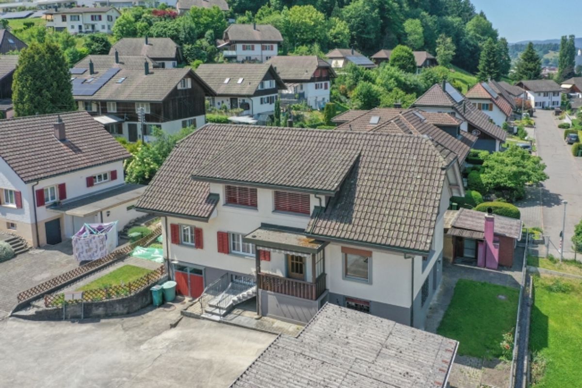 Gepflegtes Zweifamilienhaus mit vielen Parkplätzen an bevorzugter Lage - 0