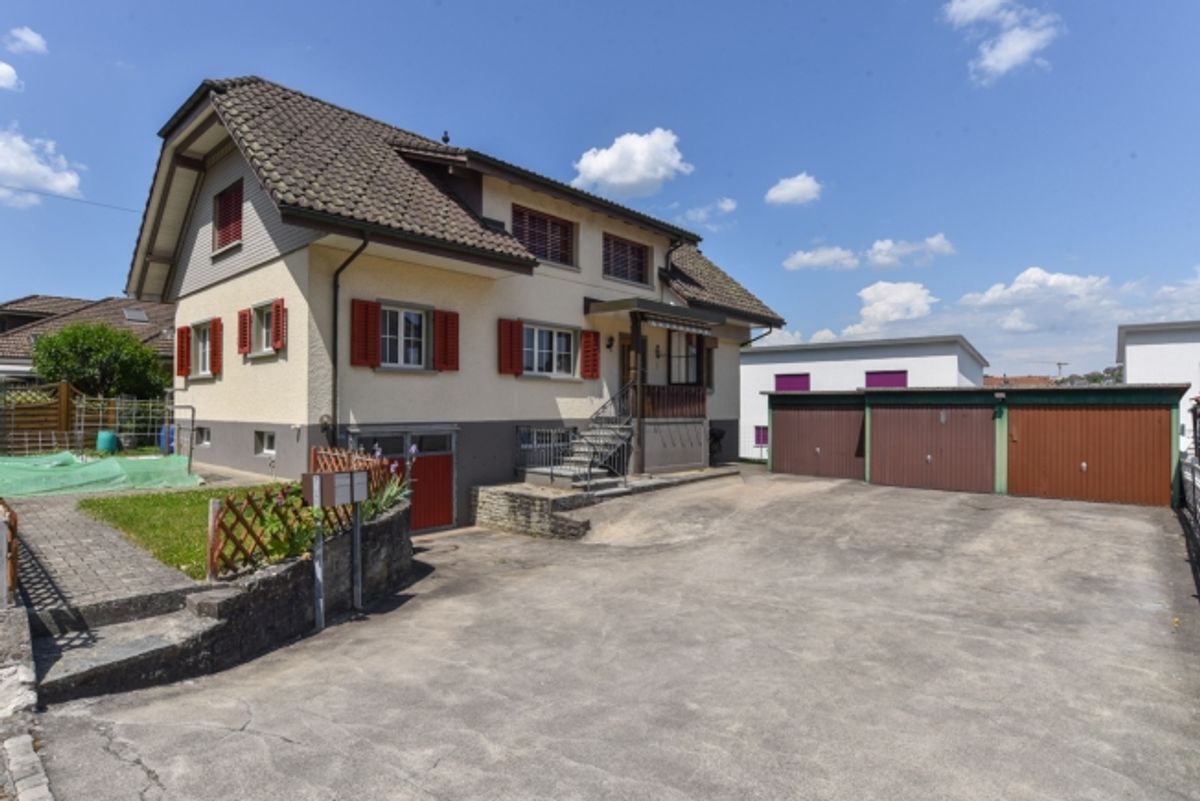 Gepflegtes Zweifamilienhaus mit vielen Parkplätzen an bevorzugter Lage - 2