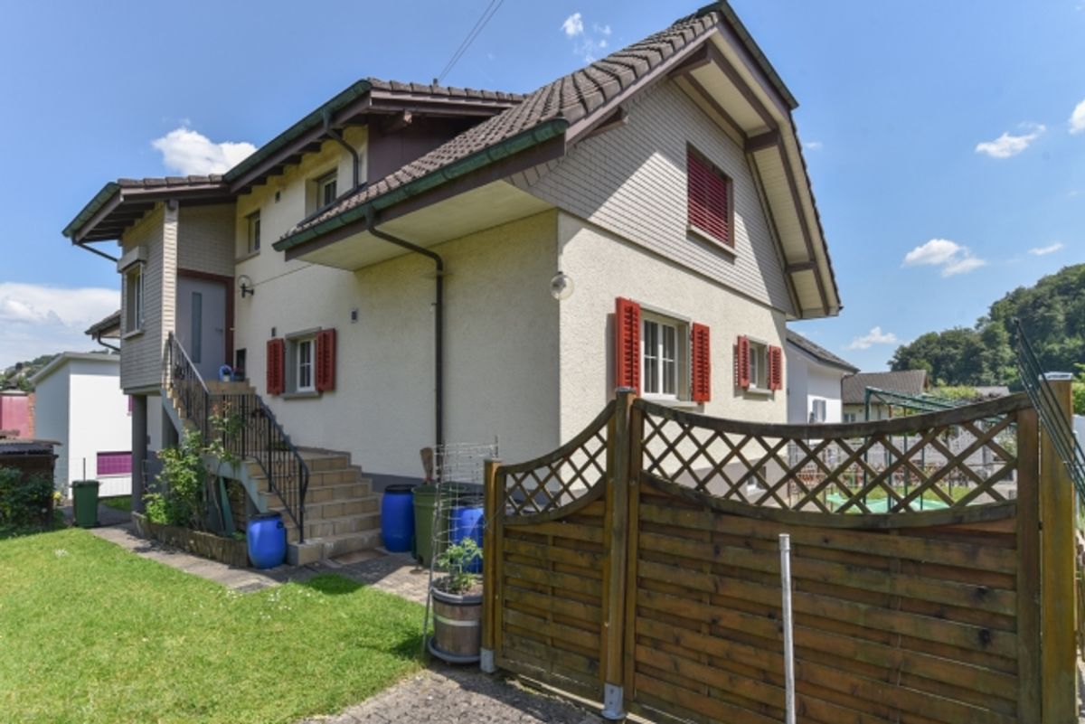 Gepflegtes Zweifamilienhaus mit vielen Parkplätzen an bevorzugter Lage - 14