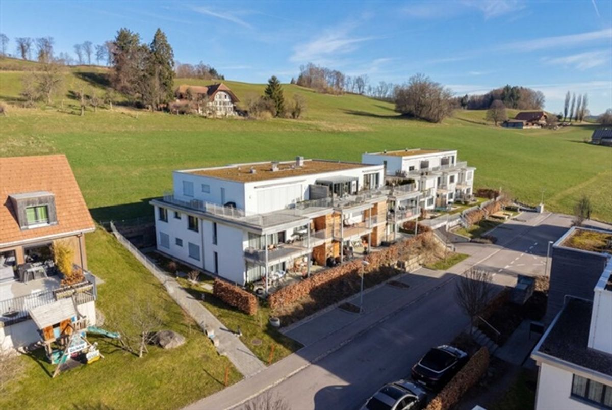 KLASSE UND KOMFORT IM GRÜNEN - NEUWERTIGE 4.5 ZIMMERWOHNUNG - 0