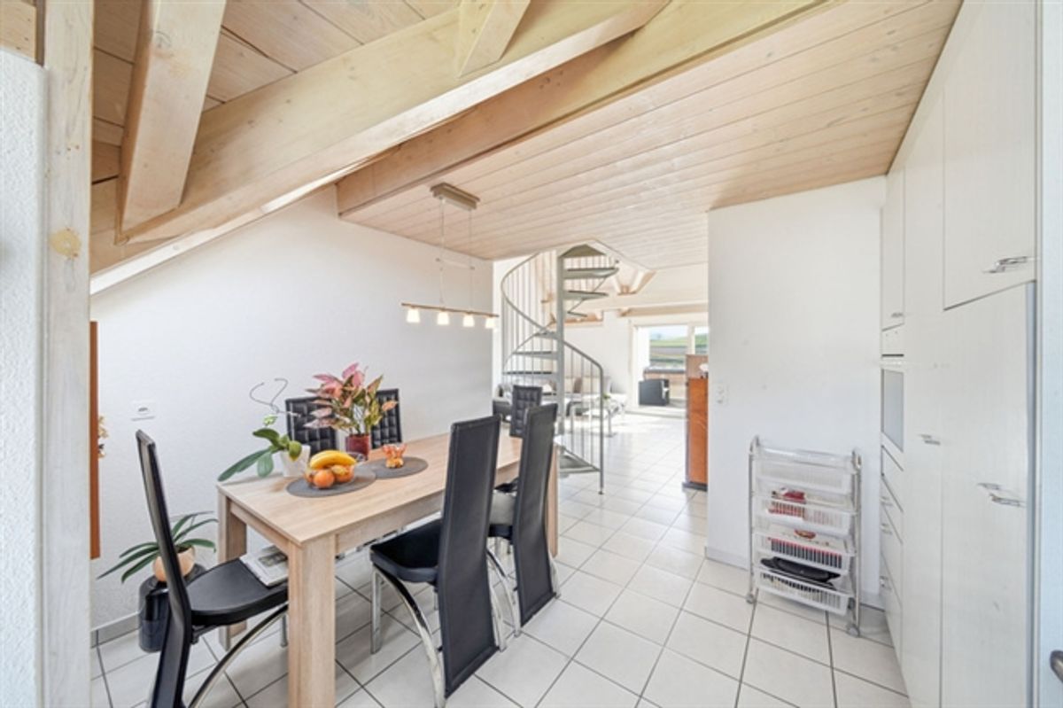 GERÄUMIGE 3.5-ZIMMER-WOHNUNG MIT GALERIEGESCHOSS, BALKON UND SCHÖNER WEITSICHT - 0