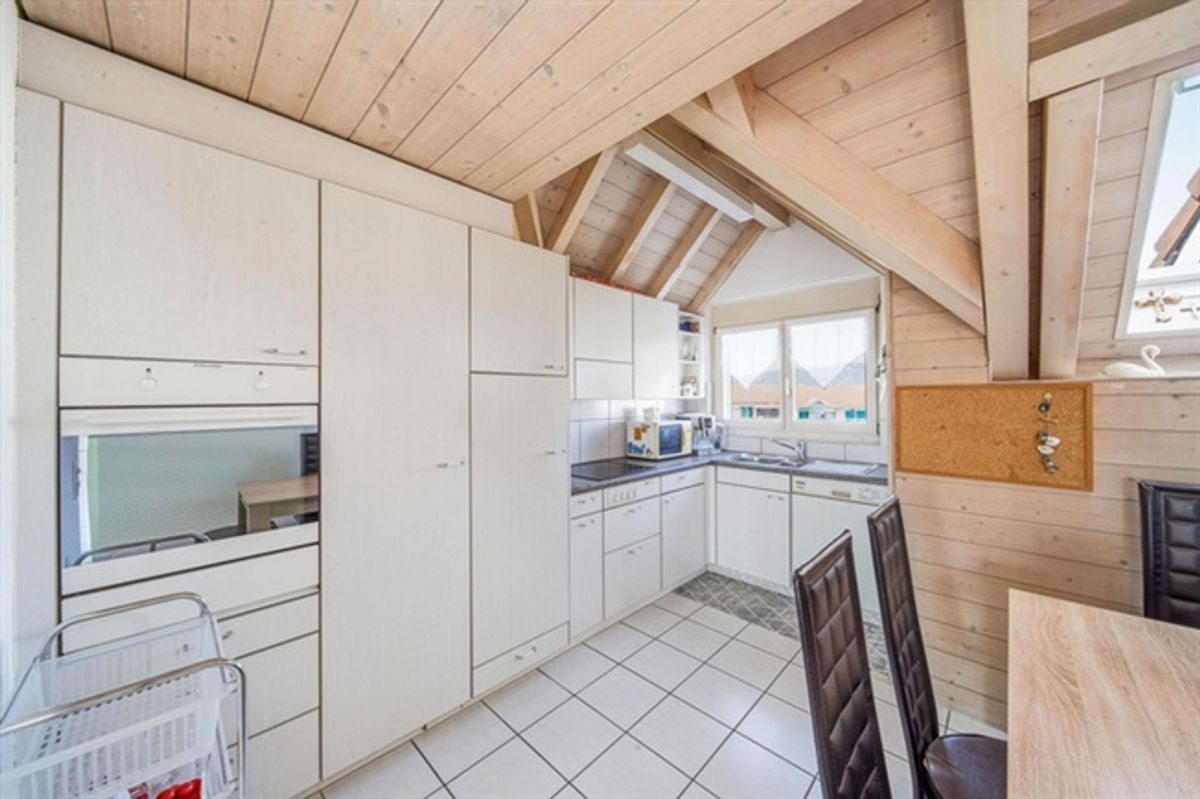 GERÄUMIGE 3.5-ZIMMER-WOHNUNG MIT GALERIEGESCHOSS, BALKON UND SCHÖNER WEITSICHT - 1