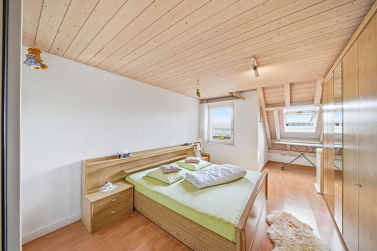 GERÄUMIGE 3.5-ZIMMER-WOHNUNG MIT GALERIEGESCHOSS, BALKON UND SCHÖNER WEITSICHT - 2