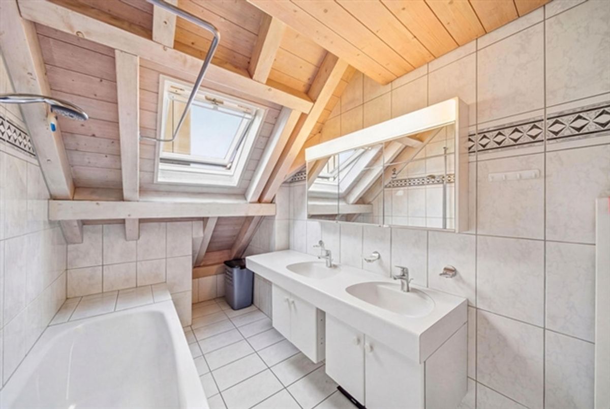 GERÄUMIGE 3.5-ZIMMER-WOHNUNG MIT GALERIEGESCHOSS, BALKON UND SCHÖNER WEITSICHT - 4