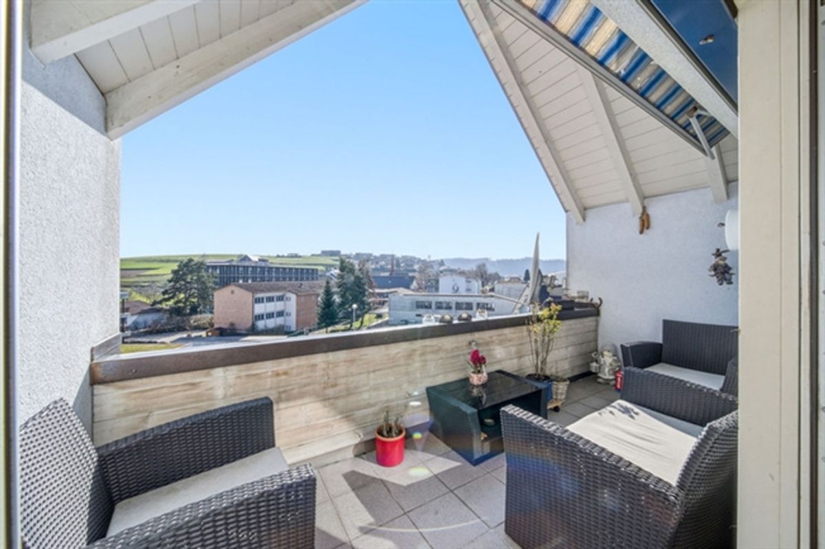 GERÄUMIGE 3.5-ZIMMER-WOHNUNG MIT GALERIEGESCHOSS, BALKON UND SCHÖNER WEITSICHT - 5