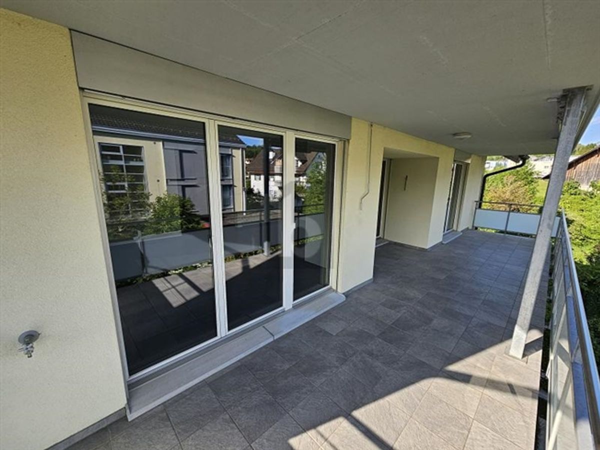 MODERN MIT SONNIGEM BALKON - 0