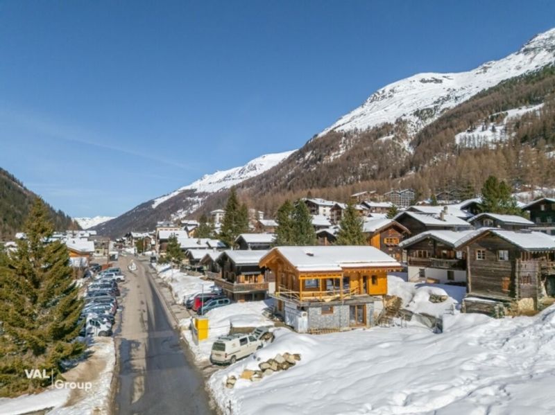 Charmant chalet aux élégances alpines dans un décor à couper le souffle - 8