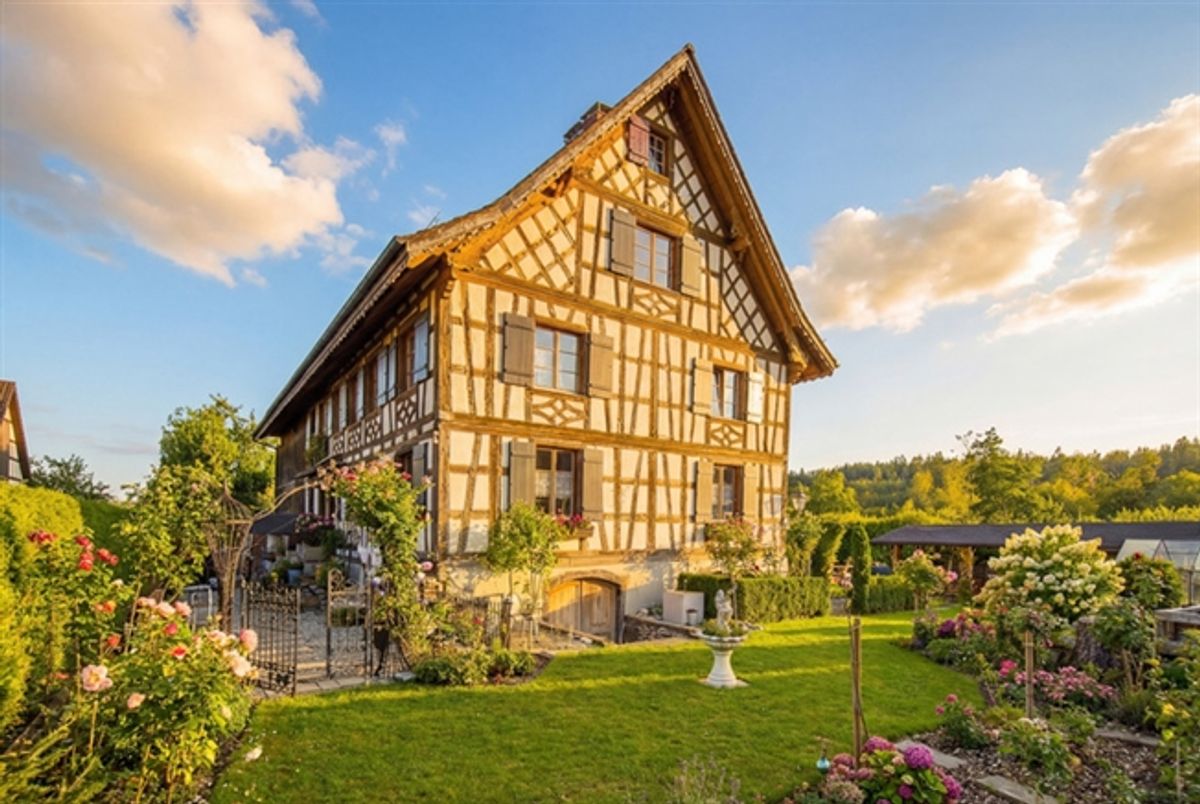 SYMBIOSE ZWISCHEN KLASSIK & KOMFORT - 7.5 ZIMMER HAUS MIT EINLIEGERWOHNUNG - 0