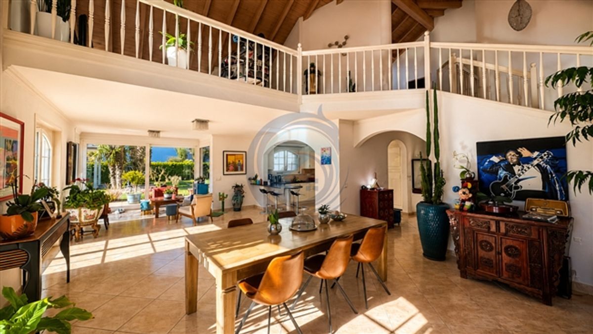 CHARMANTE 6,5-ZIMMER-FREISTEHENDE VILLA MIT CHARAKTER UND POOL - 0