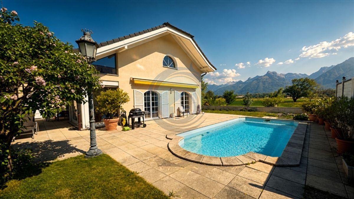 CHARMANTE 6,5-ZIMMER-FREISTEHENDE VILLA MIT CHARAKTER UND POOL - 2