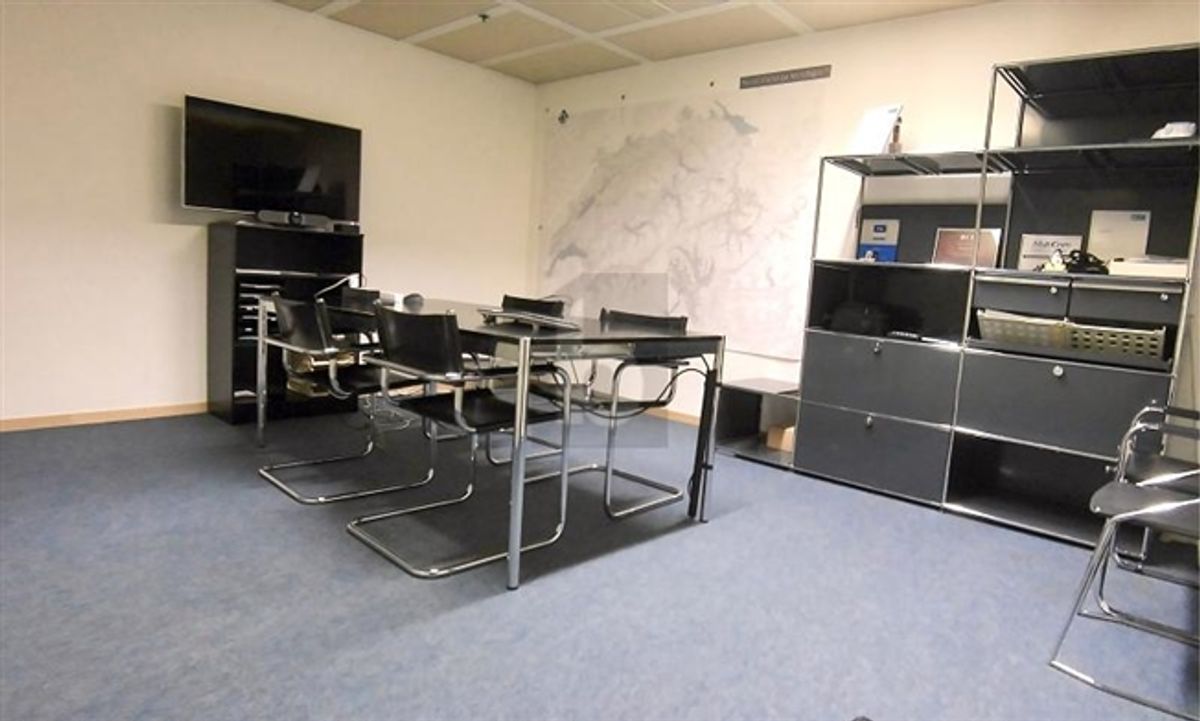 HELLES UND GERÄUMIGES BÜRO - 2