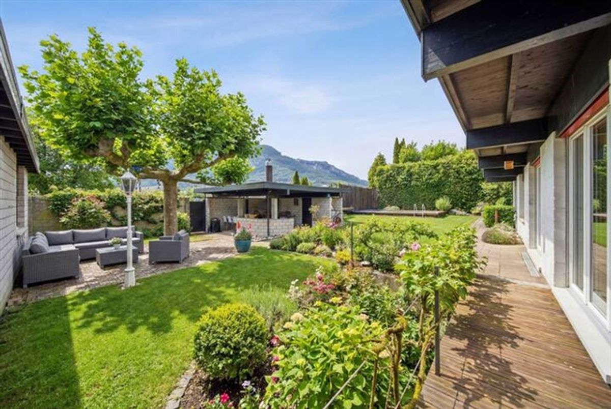 BUNGALOW-ÄHNLICHES WOHNHAUS MIT SEPARATEM GEWERBEBEREICH - 0