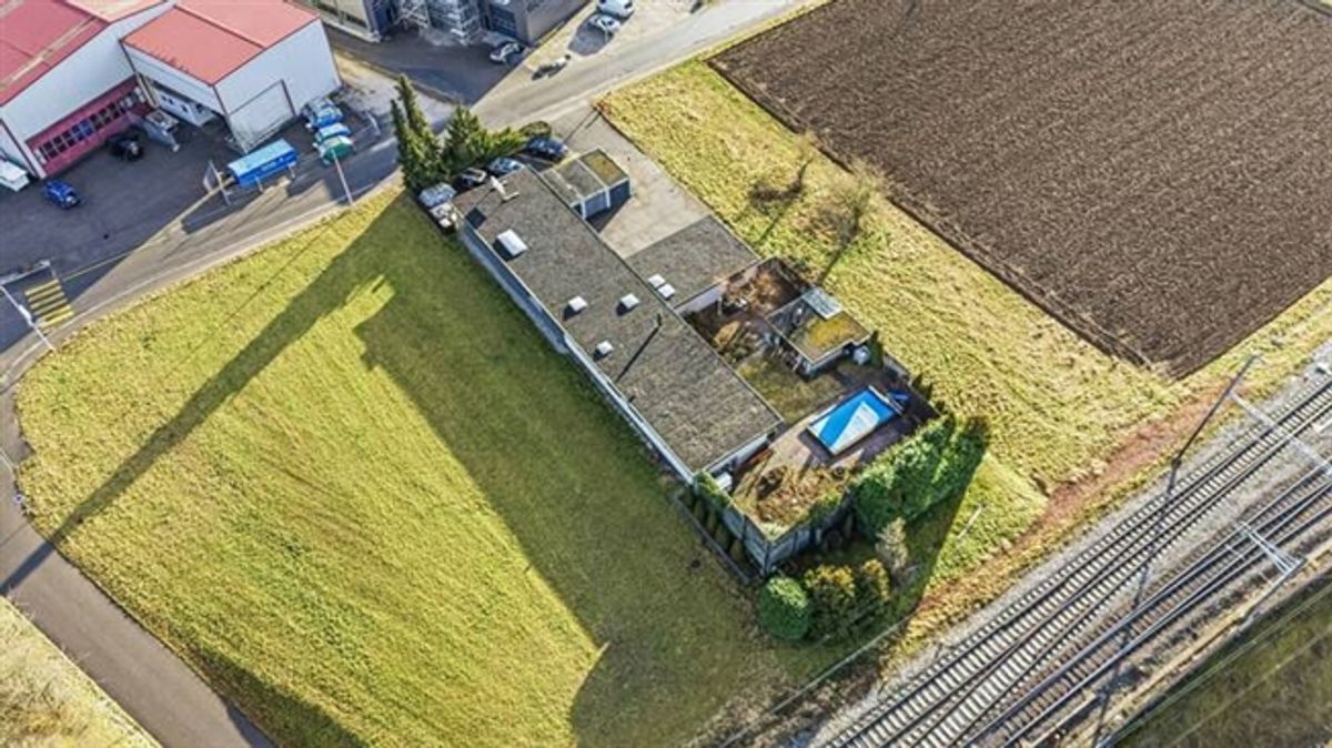BUNGALOW-ÄHNLICHES WOHNHAUS MIT SEPARATEM GEWERBEBEREICH - 7